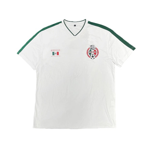 Camiseta de fútbol de México con logo personalizado, cuello en V y manga corta. - Product Image 1
