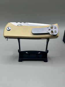 Cuchillo Plegable de Acero Hecho a Mano con Mango G10 Color Bronceado y Hoja Bicolor, Funda de Cuero, Cuchillos de Supervivencia al por Mayor, Pasha Enterprises - Product Image 4