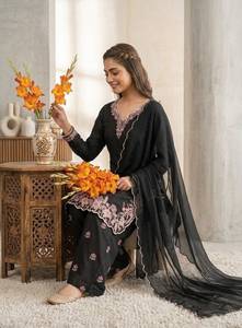 Conjunto de diseñador con bordado francés en crepé, top con falda y dupatta de georgette sintética, completamente cosido y listo para usar. - Product Image 2