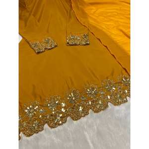 Vêtements indiens et pakistanais de créateur, ensemble élégant pour les fêtes, haut-bas et dupatta - Product Image 6
