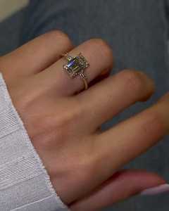 Anillo de Compromiso con Diamante Cultivado en Laboratorio, Corte Esmeralda, 2.80ctw, Oro Sólido Real de 14K, Anillo de Boda con 3 Piedras Baguette, Certificado IGI de Fábrica - Product Image 2