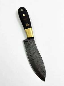 Herramienta de preparación de acero damasco grabado con ácido de alto contraste, con perfil de punta caída y mango de madera oscura contorneada. - Product Image 4