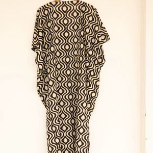 ชุดเดรสผ้าฝ้ายลายเรขาคณิตสีดำสำหรับผู้หญิง ทรงหลวมใส่สบาย เหมาะสำหรับใส่ไปเที่ยวทะเลในช่วงฤดูร้อน - Product Image 1