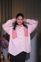 Chemise décontractée rose en popeline de coton pour femme avec poches à appliques rayées, coupe asymétrique ample et manches longues