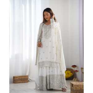 Magnifique ensemble XL Top-Plazzo et Dupatta en tissu de chiffon brodé avec des détails en sequins - Product Image 4