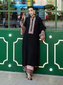 Blusa Tradicional Negra de Rayón y Algodón para Mujer con Intrincado Trabajo de Hilo Rosa, Largo Regular, Corte Regular, Estilo India Pakistán, Ideal para Fiestas - Product Image 1