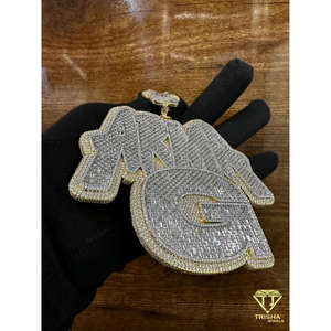 Colgante ARMA G de Diseñador, Completamente Engastado con Diamantes VVS Cultivados en Laboratorio y Baño de Oro - Product Image 3