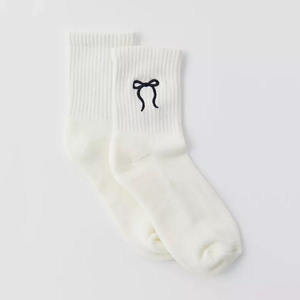 Chaussettes brodées pour femmes, style coréen, respirantes, esthétiques, en coton, mignonnes, avec nœud, écologiques, à compression, pour le streetwear - Product Image 3