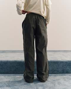 Pantalon de survêtement OEM/ODM pour femme, design personnalisé, couleur unie, avec bandes latérales contrastantes, taille mi-haute, coupe ample, en tissu de haute qualité - Product Image 1