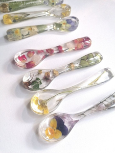 Cuillère en résine artisanale moderne pour la décoration de table et un service élégant - Product Image 6