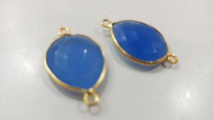 Connecteurs à double boucle en laiton plaqué noir/argent/or avec cristal de calcédoine bleue en forme de poire, taille briolette, 15x18mm, pour collier - Product Image 3