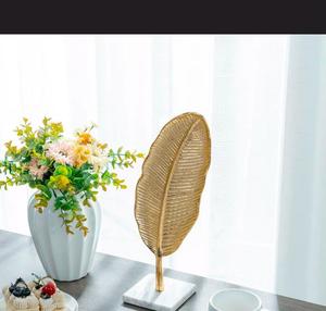 Sculpture de plumes plaquée or, décoration artistique contemporaine pour table, salon, forme irrégulière faite à la main - Product Image 1