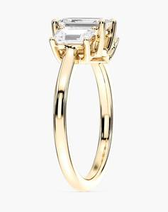 Bague de fiançailles classique pour femme en or jaune avec trois pierres de moissanite taille émeraude et sertissage à griffes - Product Image 4