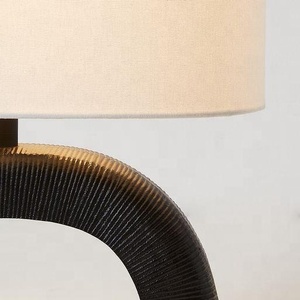 Lampe de table en métal Arch Haven avec abat-jour en lin, finition noire mate, base robuste, lumière ambiante douce pour la décoration de la maison - Product Image 5