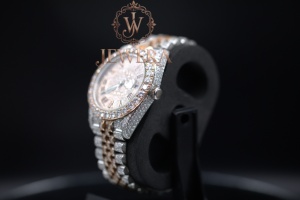 Montre en acier inoxydable de qualité supérieure avec diamants Moissanite, idéale pour les cadeaux d'entreprise et les événements formels, disponible à la vente - Product Image 2