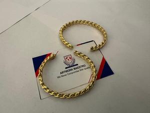 Pendientes de latón metálico tejidos a mano, chapados en oro, con diseño artesanal elegante y a la moda para mujer y niña. - Product Image 4