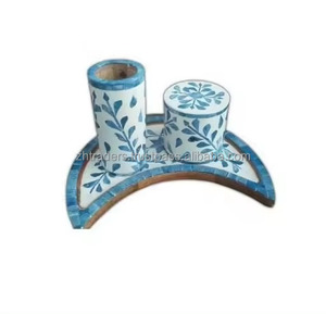 Quemador de Incienso Premium para Uso Religioso y Decoración del Hogar, Mabkhara de Madera Hecha a Mano con Diseño Árabe, Incrustaciones de Hueso y Madreperla - Product Image 1