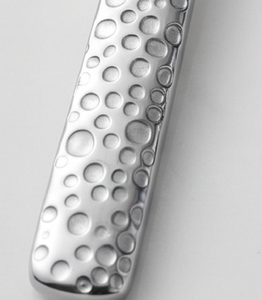 Ensemble de couverts en acier inoxydable avec manches martelées, finition miroir haute brillance, compatible lave-vaisselle, design minimaliste pour table de mariage - Product Image 4