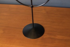 Porte-bougie unique en fer forgé avec des détails artisanaux et des accents sculptés avec soin pour une esthétique distinctive. - Product Image 3
