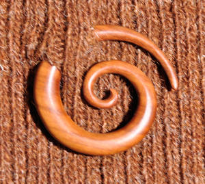 Épinglette à châle légère en bois, conçue pour le confort et une utilisation toute la journée, idéale pour les looks décontractés et superposés. - Product Image 4