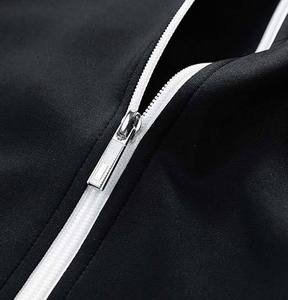 Veste de survêtement noire à col montant et fermeture éclair, design uni sportif, légère en polyester, pour homme - Product Image 3