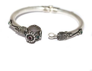 Vente en gros de bracelets à fermoir en argent sterling 925 massif oxydé avec perles de rubis et d'émeraudes naturels, bijoux fins Memoria Jewels - Product Image 5