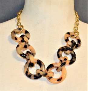 Collar de Cadena Gruesa con Cuentas en Forma de Corazón de Resina, Joyería de Moda Artesanal, Exagerada y Atrevida para Mujer, Ideal para Fiestas - Product Image 1
