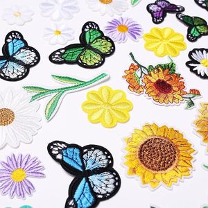 AXEN 42 pièces de patchs thermocollants papillons et fleurs, appliques brodées sur le thème des fleurs pour vêtements, vestes, chapeaux, sacs à dos - Product Image 1