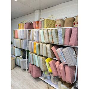 BOLSA DE PLÁSTICO TEJIDA A MANO SOSTENIBLE Y VIBRANTE, LIGERA Y RESISTENTE, IDEAL PARA ATUENDOS DE VERANO Y COMPRAS DIARIAS - Product Image 4
