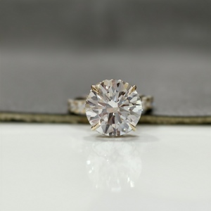 Anillo de compromiso y boda de lujo para mujer con diamante cultivado en laboratorio certificado IGI de 5 CT, corte redondo, engaste de garra, halo oculto y banda pavé - Product Image 2