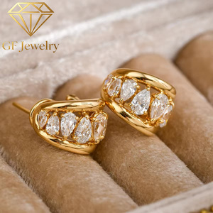 Pendientes de Aro Huggie de Oro Amarillo de 14K con Diamantes Cultivados en Laboratorio de Corte Multi-Pera y Lágrima Alternante, Joyería Fina - Product Image 5