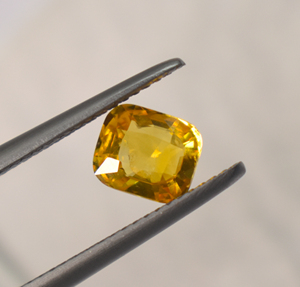 ไพลินสีเหลืองเข้มธรรมชาติ 1.40 กะรัต – 6.9x5.9x3.3 มม. ทรงคุชชั่น ตัดแบบ Earth-Mined สำหรับเครื่องประดับชั้นดี - Product Image 5