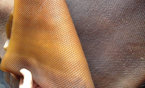 Caoutchouc naturel vietnamien brun de haute qualité, bande de caoutchouc nervurée fumée RSS3, qualité moulage pour fabrication de chaussures TCVN 3769 Ngoc - Product Image 3