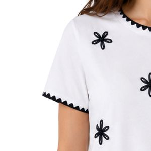 Camiseta Blanca Personalizada para Mujer con Bordado Floral, Ribete en Contraste Negro, Cuello Redondo, Manga Corta, Estilo Casual, OEM ODM - Product Image 3