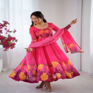 Vestido de Fiesta VASTRA COTTAGE de Organza y Seda Taby con Dupatta y Pantalón, Estampado Digital, Trabajo a Mano, Corte Amplio, Prenda Étnica Cosida - Product Image 3