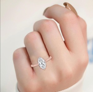 Superbe bague en or rose 10 carats avec diamant de laboratoire taille marche verticale marquise de 2,00 carats au total - Product Image 1