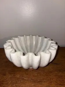 Espacios de hospitalidad de primera calidad: el borde suavemente curvado crea una silueta fluida que realza las mesas de comedor. - Product Image 3