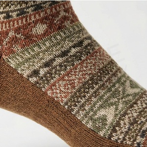 Chaussettes pour hommes en laine et nylon tricotées jacquard à motif géométrique, style régulier, pour l'hiver et le quotidien - Product Image 5