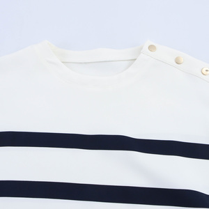 Camiseta de Mujer de Manga Corta con Estampado de Rayas en Blanco y Negro, Cuello Redondo, Estilo Casual - Product Image 3