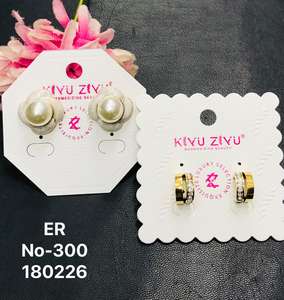 Boucles d'oreilles clous en acier inoxydable plaqué or de qualité supérieure avec diamants américains |   Bijoux tendance élégants au design géométrique pour femmes - Product Image 2