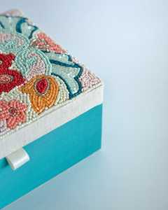 B.H CRAFTS Boîte à bijoux brodée carrée bleue traditionnelle faite à la main avec motif floral en tissu de coton, accessoire de décoration pour la maison - Product Image 3