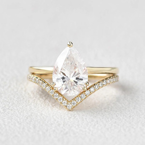 Bague de fiançailles en or jaune avec diamant de laboratoire taille poire et motif chevron - Product Image 1