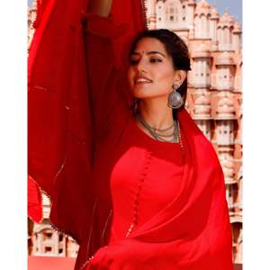 Ensemble de costume en satin rouge rubis disponible en taille XS - Product Image 4