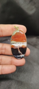 Colgante de Piedra Sanguina con Bisel Chapado en Oro Natural - Product Image 4