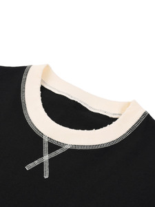 Camiseta de cuello redondo con ribete en contraste, estilo vintage, con costuras expuestas, informal, de dos tonos en cuello y mangas. - Product Image 5