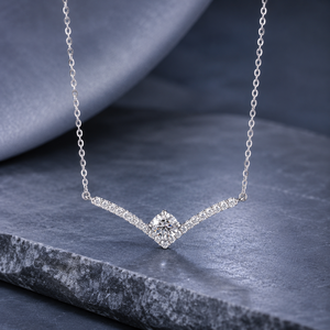 Pendentif en moissanite à taille ronde Chevron, en argent sterling S925, qualité VS EF, collier pavé, bijoux fins, cadeau pour femme - Product Image 1