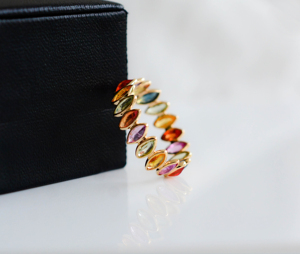 Anillo de Eternidad con Corona de Zafiros Multicolor Corte Marquesa en Oro Amarillo Sólido de 18k - Product Image 4