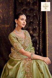 Sari de Seda Kanjivaram Verde Oliva RASV para Mujer, Bordado Intenso, Tradicional para Bodas, de Secado Rápido y Sin Arrugas - Product Image 3