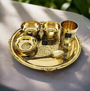 Juego de platos tradicionales de bronce Kansa con un recipiente para servir, tazones, vaso y cuchara, disponible a precios de mayorista. - Product Image 5