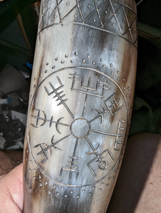 Corne à boire viking sculptée à la main avec support en cuir, écologique, en corne de buffle naturelle, pour hydromel et bière - Product Image 6